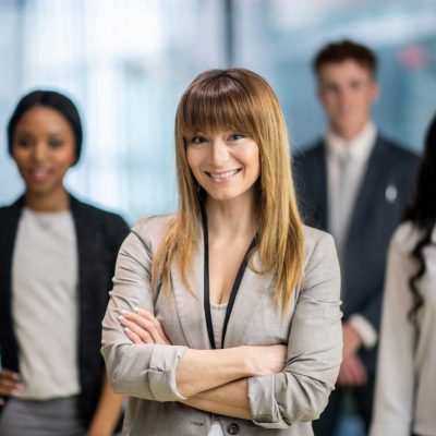 Profissional de consultoria tributária com equipe ao fundo